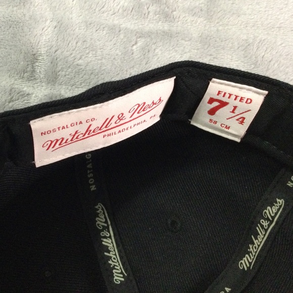 Mitchell & Ness Philadelphia 76ers Black and Red Fitted Hat - Picture 7 of 9